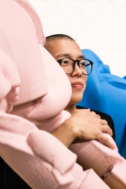 Chan Chiao Chu in een van zijn objecten