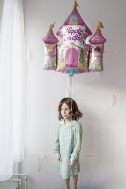 Pien Neve: 'Now is not just then: kind met ballon