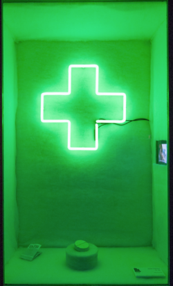 Materiaal: Mixed media, pil, medicatie, bijsluiter, neonlamp