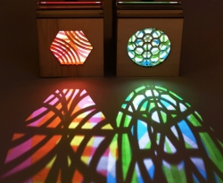 Materiaal: Polulier, plexiglas, leer, projectie