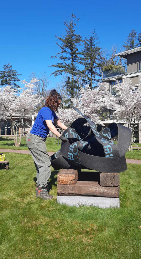 Cecilia plaatst haar werk